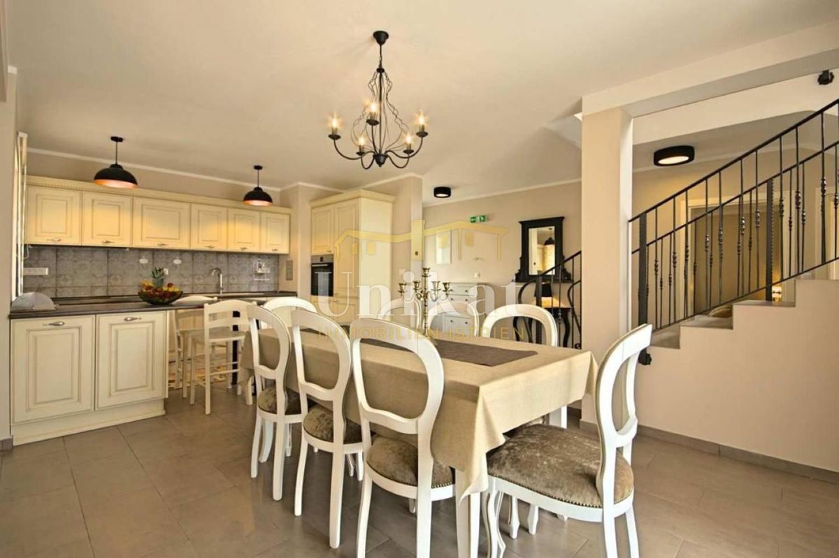 Hiša s bazenom blizu Poreča